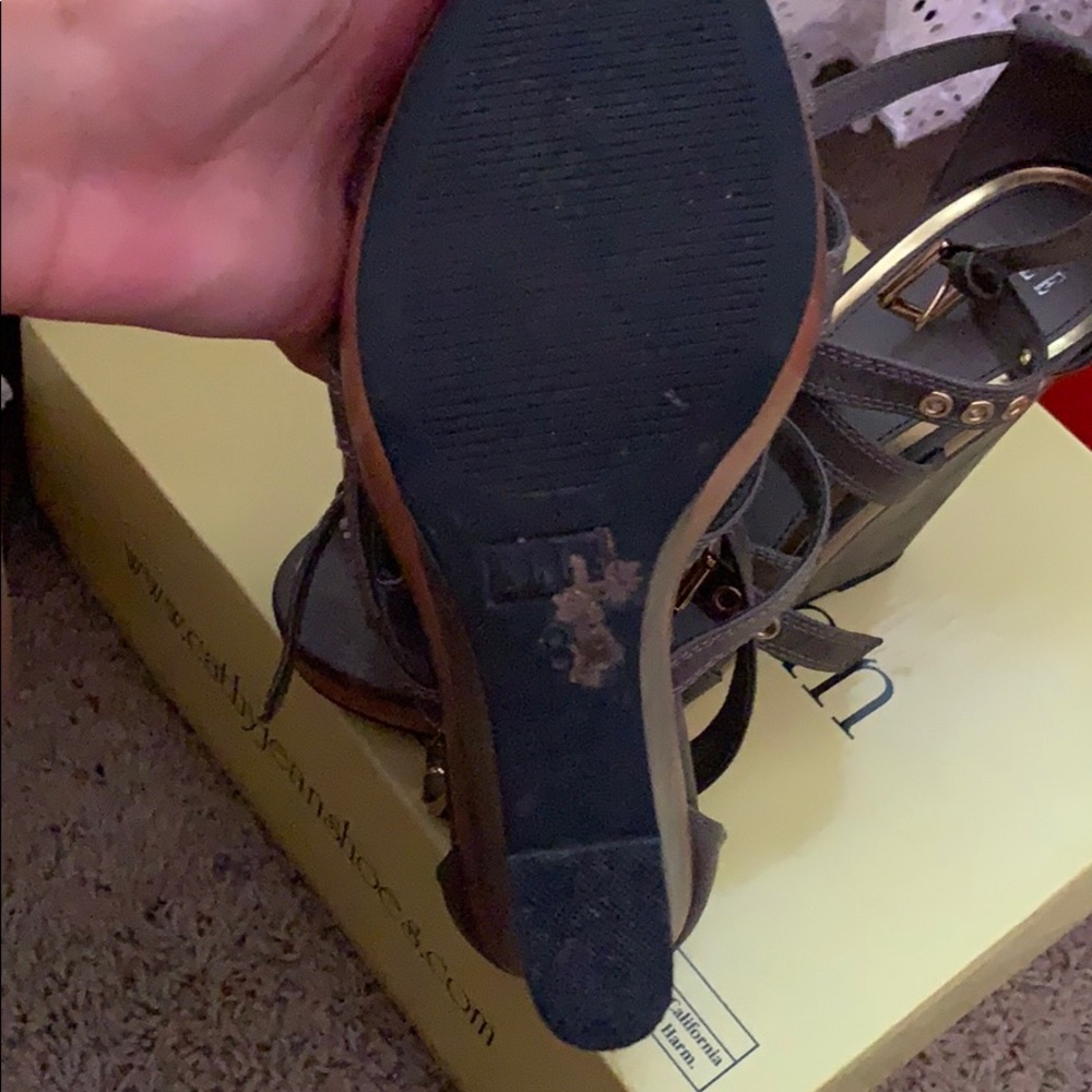 Heels - Picture 3 of 3